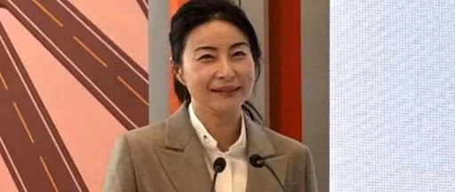 Guo Jingjing Makes a Splash at Hong Kong Event, Commanding the Front Row While Engaging with Business Tycoons