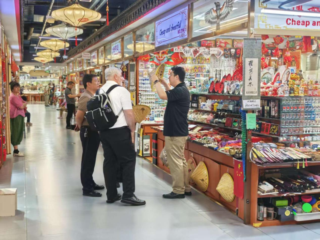 The Suitcases of Foreign Travelers Filled with 'Made in China' Products: Massage Guns, Smartwatches, Magnetic Charging Power Banks...