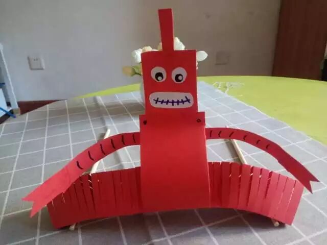 Creative Robot Crafting for Kindergarten: Little Scientists Start with Robots