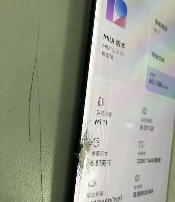 How Much Does It Cost to Replace a Broken Phone Screen? Differences Between Official and Third-Party Repairs