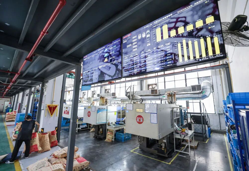 Artificial Intelligence + Robotics: How to Build the Future "Super Factory"?