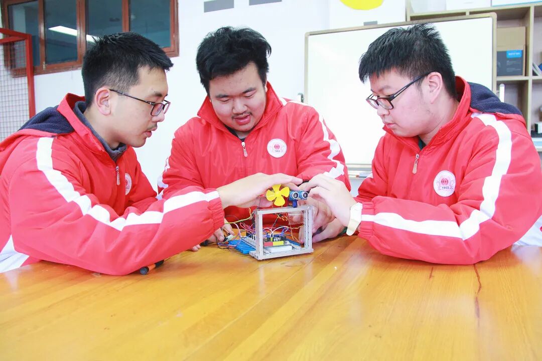 Innovative Green Solutions from Students: Clean Energy Clothing and Water-Saving Cultivation Systems