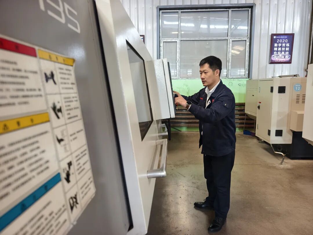 Cultivating the Spirit of Craftsmanship Between Chips and Circuits: Wang Xiaolong