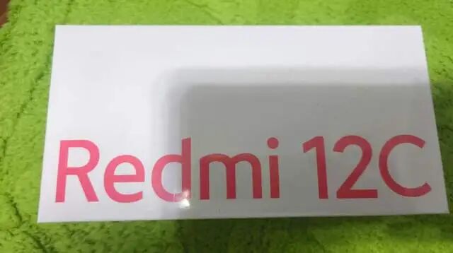 Redmi 12C: A Lightweight Entry-Level LCD Smartphone with a Flat Camera Design