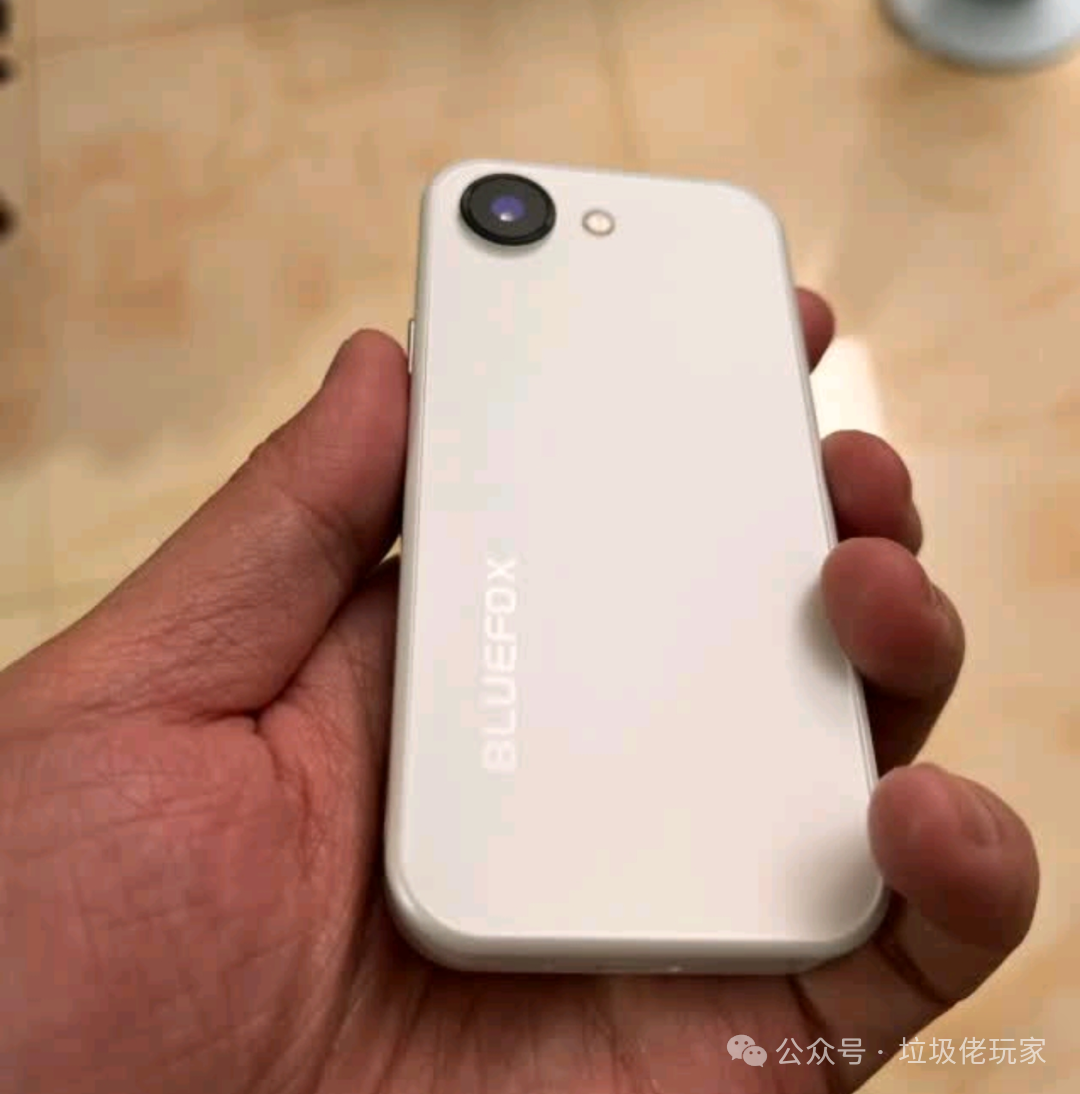 4-Inch LCD Screen Ultra-Mini Smartphone: This New Device is Quite Impressive, Second-Hand for 450 Yuan