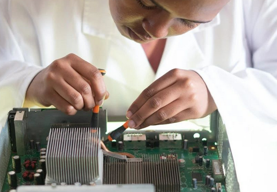 Why Do Some Microcontrollers Operate at 3.3V While Others Use 5V? Can't We Standardize?