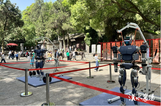 Robots Debut at Gulongzhong, Opening a New Experience in Technology and Cultural Tourism