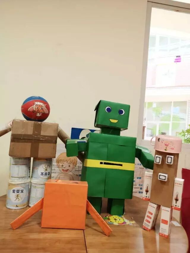 Creative Robot Crafting for Kindergarten: Little Scientists Start with Robots