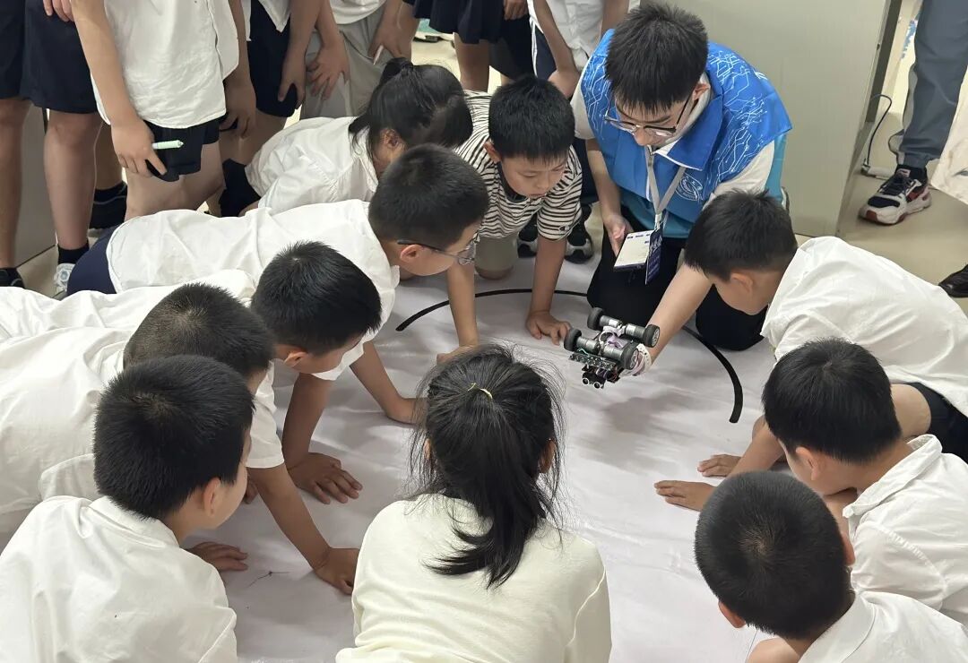 When Elementary School "AI Newbies" Meet University Laboratories
