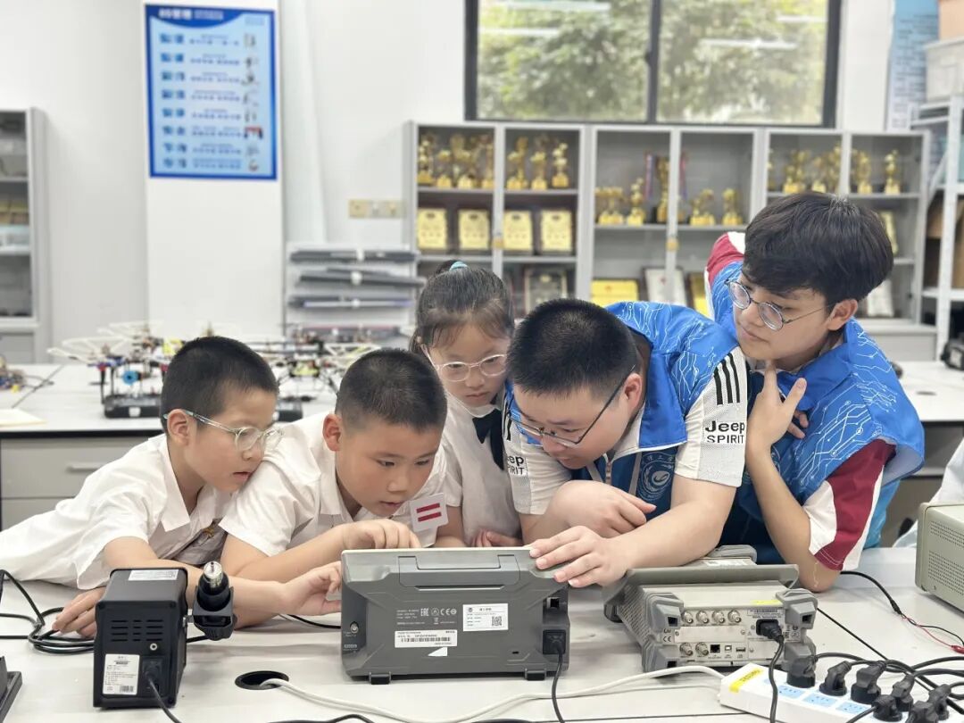 When Elementary School "AI Newbies" Meet University Laboratories