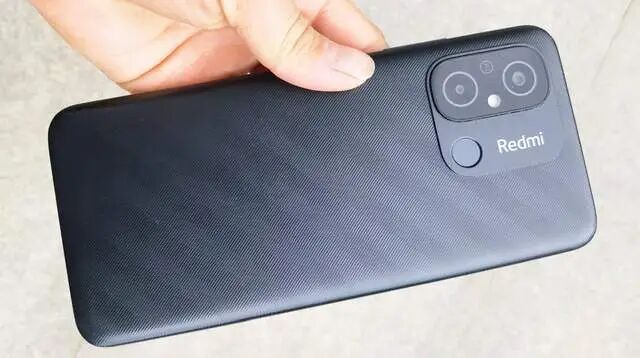 Redmi 12C: A Lightweight Entry-Level LCD Smartphone with a Flat Camera Design