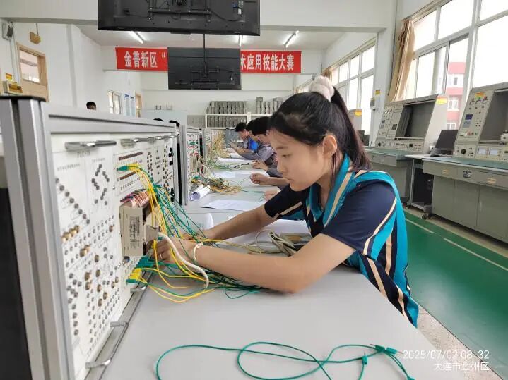 Outstanding Achievements of Our School in the 2025 Jinpu New District 'Craftsman Cup' PLC Control Technology Skills Competition