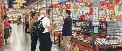 The Suitcases of Foreign Travelers Filled with 'Made in China' Products: Massage Guns, Smartwatches, Magnetic Charging Power Banks...