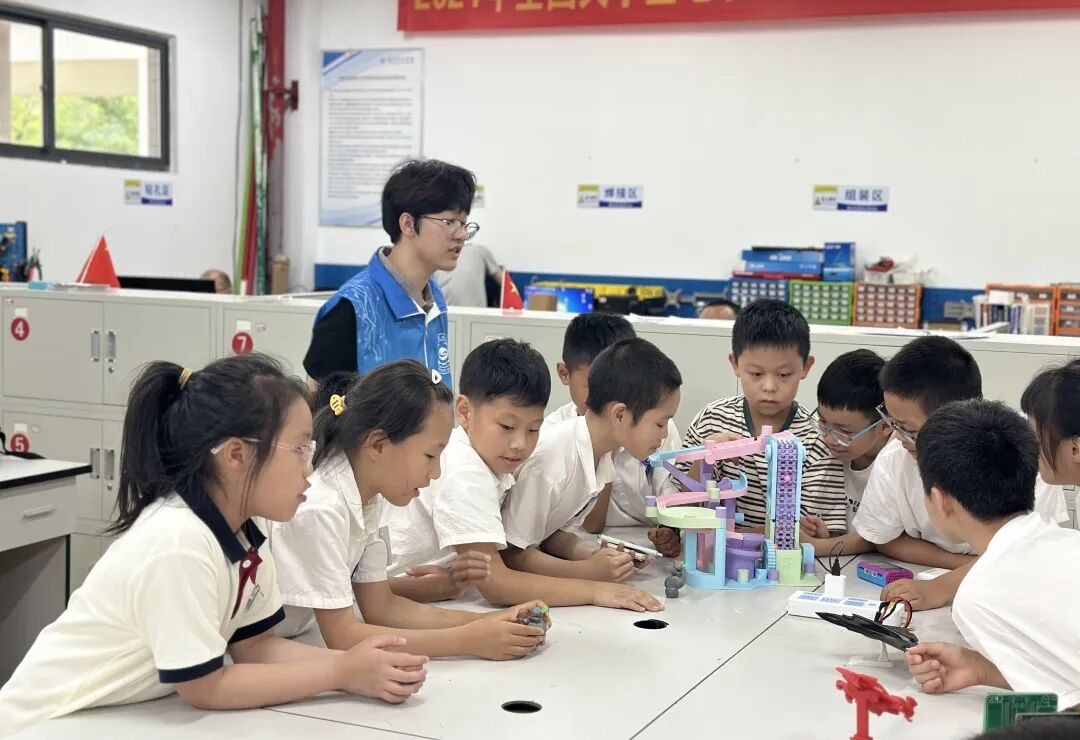 When Elementary School "AI Newbies" Meet University Laboratories