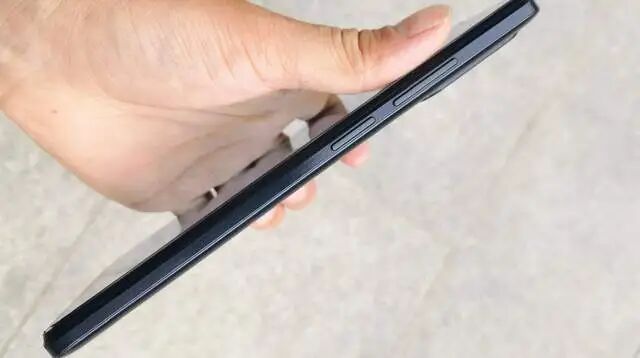 Redmi 12C: A Lightweight Entry-Level LCD Smartphone with a Flat Camera Design