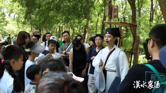 Robots Debut at Gulongzhong, Opening a New Experience in Technology and Cultural Tourism