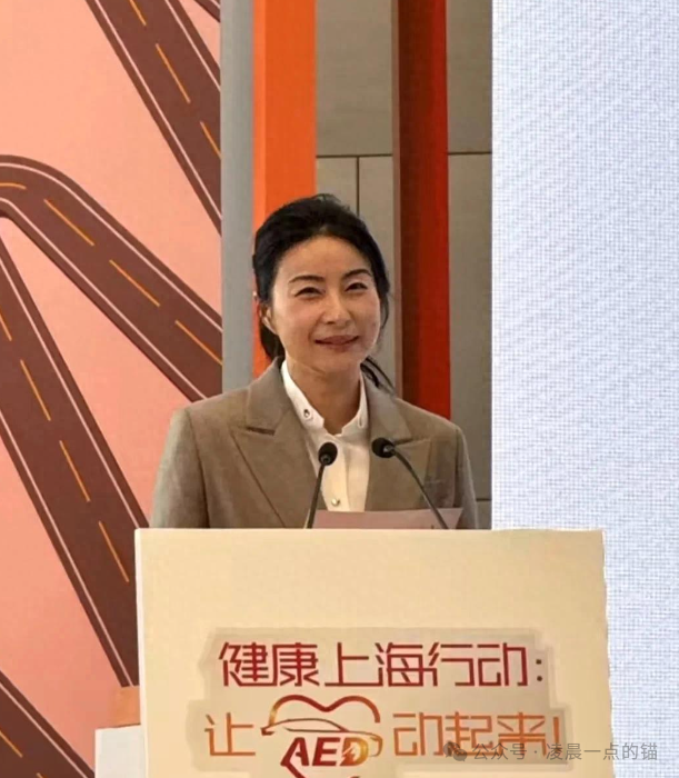 Guo Jingjing Makes a Splash at Hong Kong Event, Commanding the Front Row While Engaging with Business Tycoons