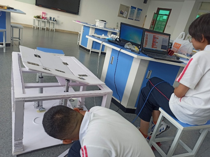 Cultivating Young Makers: The 'Smart Medical Care Bed' by Students from Beijing's Miyun District No. 2 High School