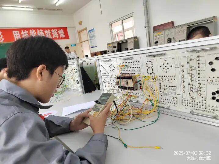 Outstanding Achievements of Our School in the 2025 Jinpu New District 'Craftsman Cup' PLC Control Technology Skills Competition