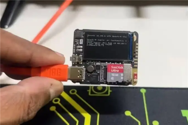 A Linux Computer Smaller than a Passport Photo: Equipped with Screen and Microphone, Highly Functional