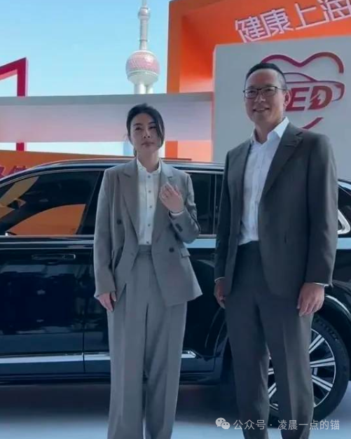 Guo Jingjing Makes a Splash at Hong Kong Event, Commanding the Front Row While Engaging with Business Tycoons