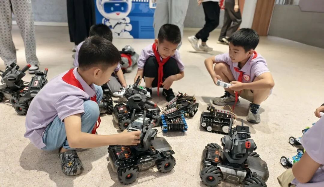 The Future is Here! The Robot 'New Classmate' Takes Office, AI-Themed Ceremony Kicks Off an Innovative Journey