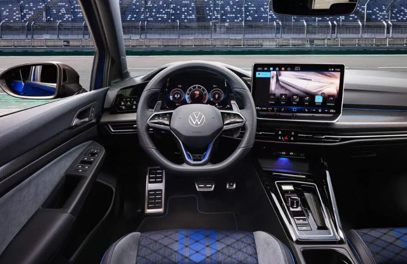 The Ultra-Powerful Volkswagen Golf R Equipped with Audi's 2.5T Turbo Engine, Boasting 400 Horsepower and 0-100 km/h in 3.8 Seconds!
