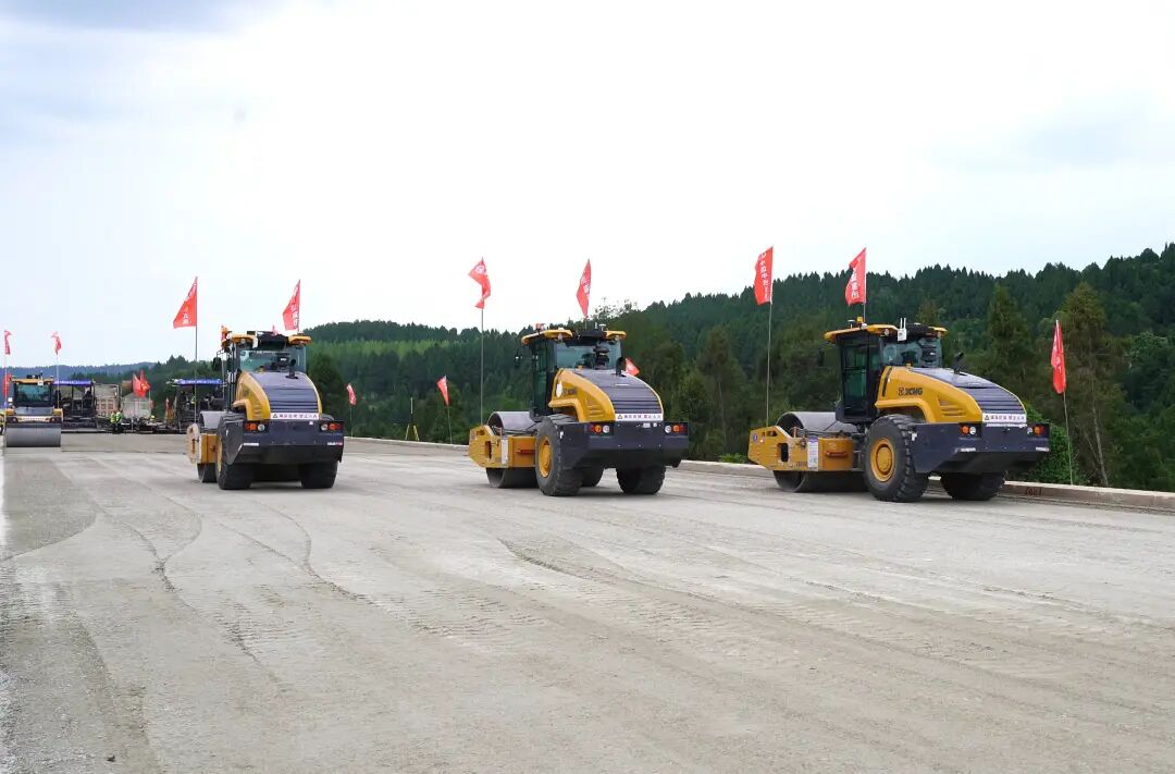 Millimeter-Level Precision! "Unmanned Paving + 3D Printing" Unlocks Cutting-Edge Smart Paving Technology
