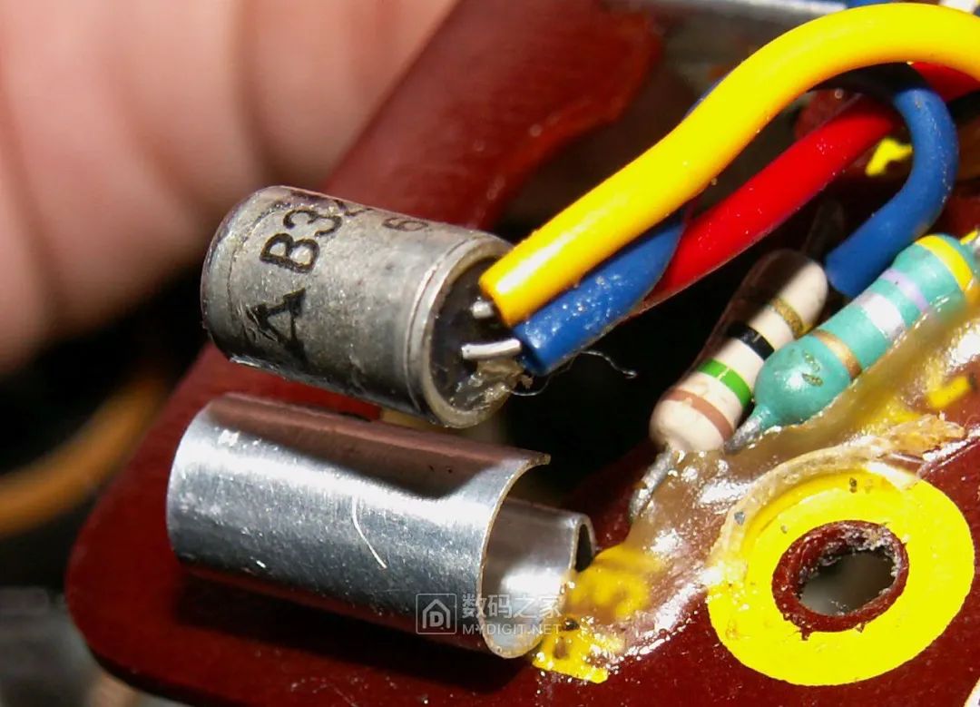 Disassembling a 50-Year-Old Panasonic Tape Recorder: Circuit Board Details Worth Seeing