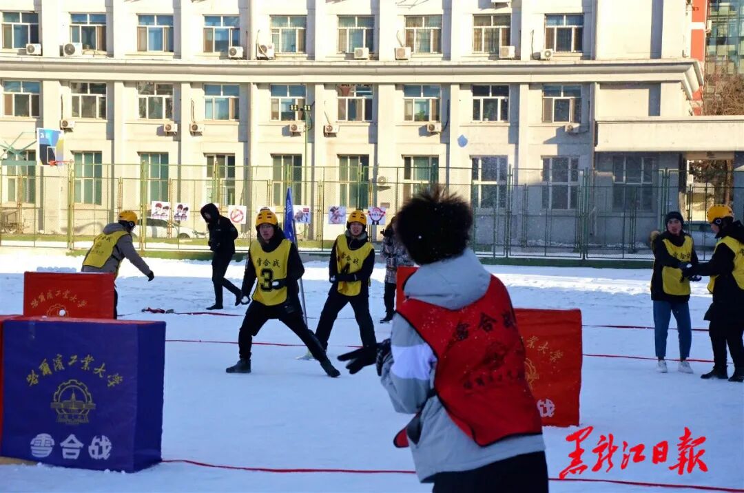 Robots Deliver Snowballs! The Professional Snowball Fight in Harbin is Truly Envy-Inducing