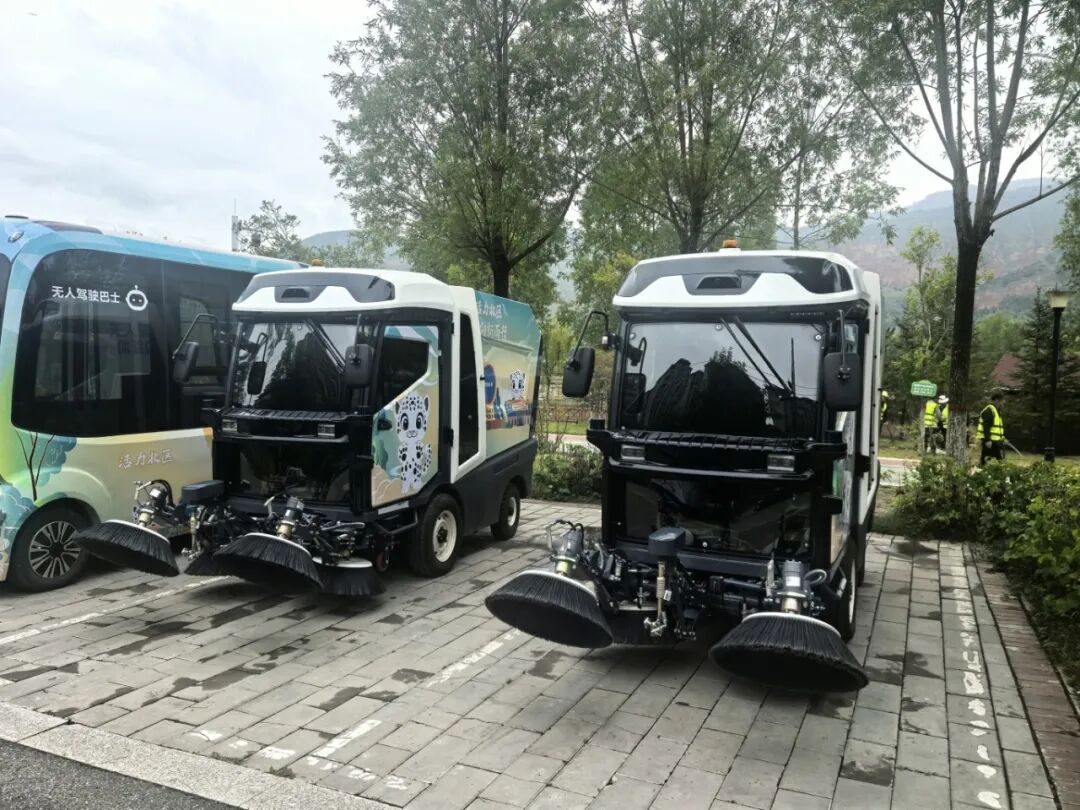 Major Developments in Smart Environmental Protection: Nanjing Environmental Group's AI Cleaning Robot Delivered Across Provinces, Setting a Benchmark for the Smart Environmental Market!
