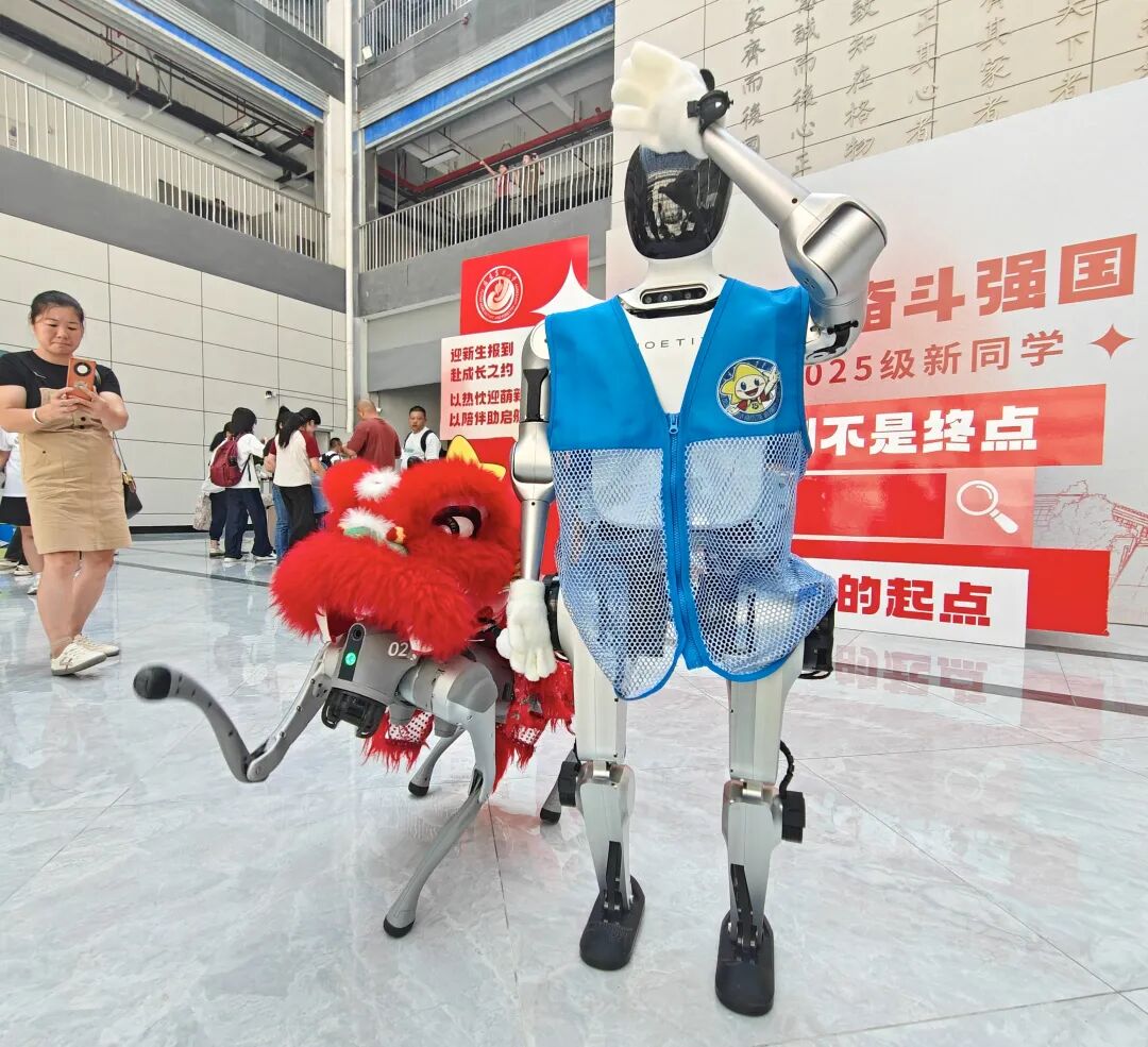 New Students Meet the 'Robot Senior' at Nanjing University’s New Campus