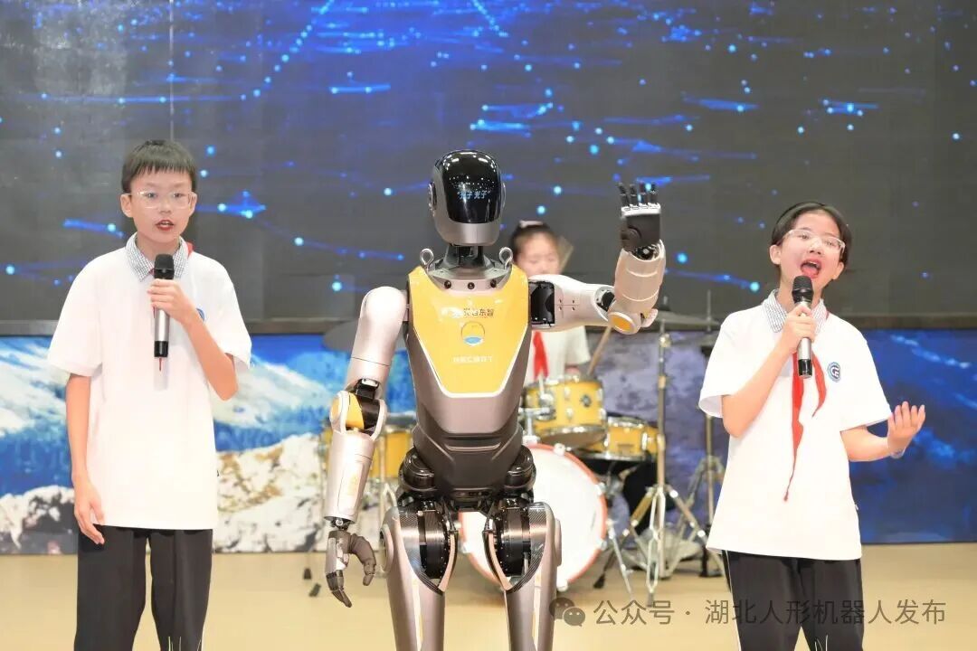 The First Class of the School Year: Robots Land in Optics Valley Campus, Turning Students into 'Tech Fans'