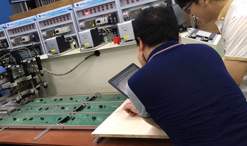 Who Says Electricians Are Saturated? The Combination of PLC and Robots is Unstoppable