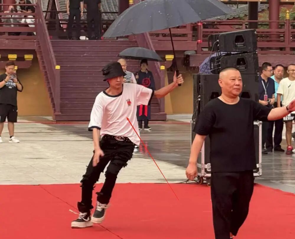 The Resilience of Qin Xiaoxian: Standing in the Spotlight with an Umbrella While Others Fade