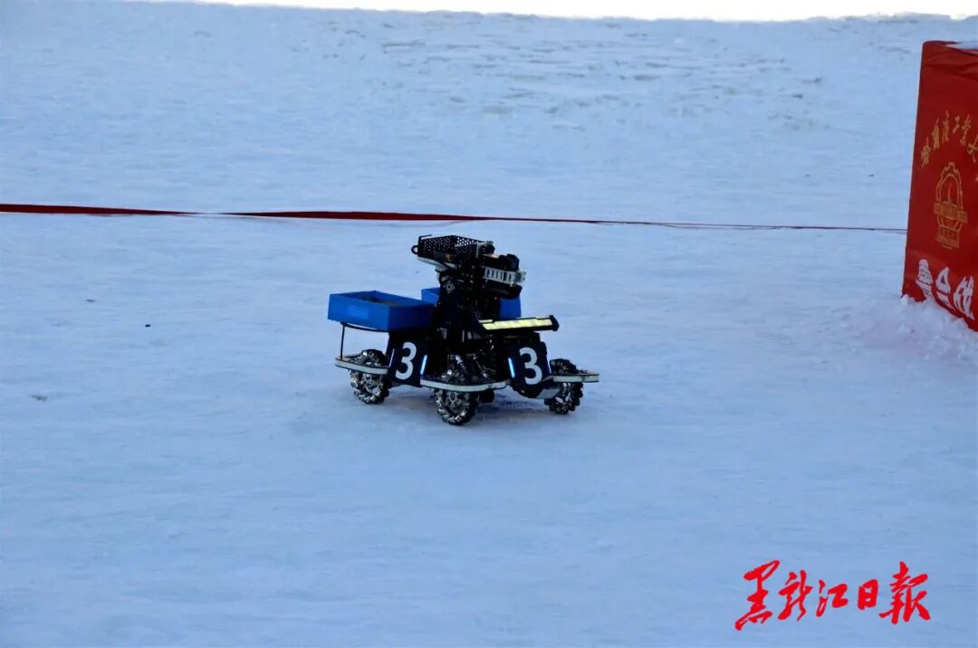 Robots Deliver Snowballs! The Professional Snowball Fight in Harbin is Truly Envy-Inducing
