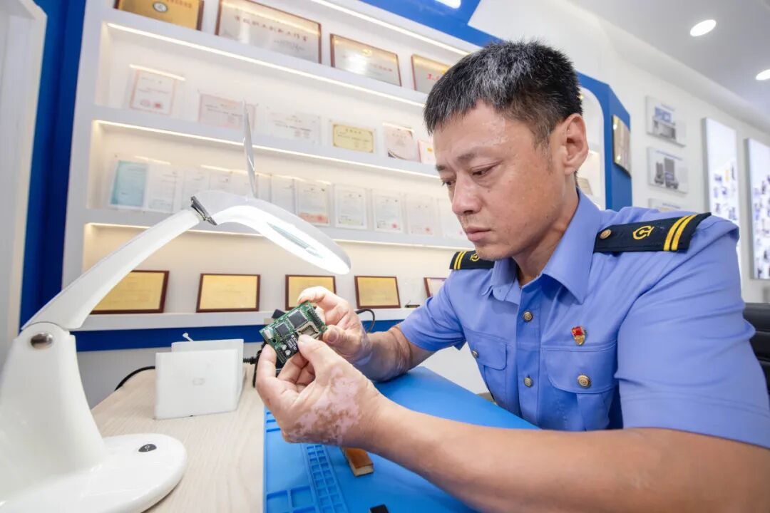 A New Era of Railway Excellence: Wang Yong - A Life of Innovation on Circuit Boards
