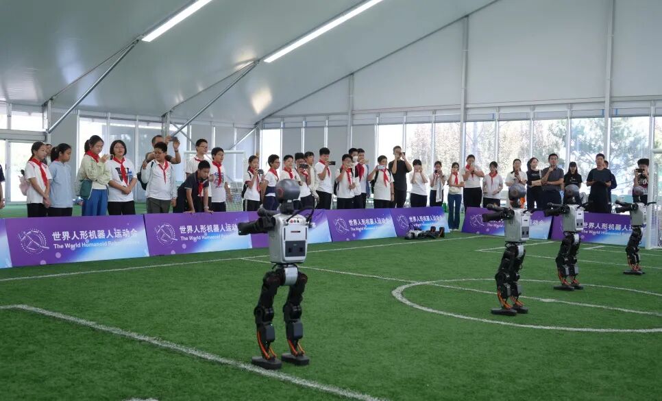 Humanoid Robots and Students from Chen Jinglun School Have Fun at the 'Ice Ribbon'! Dance Show, Soccer Showdown, and Exploring the 'Panda Eye'...