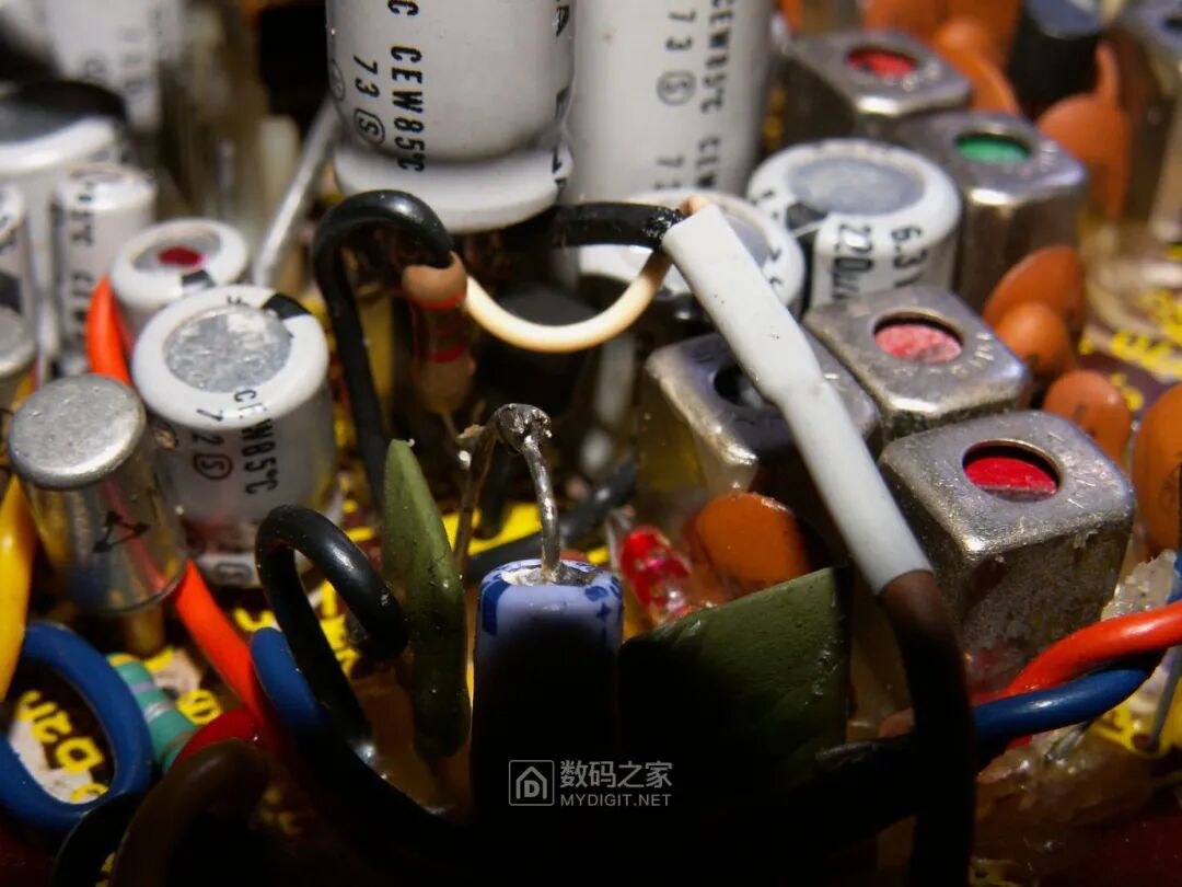 Disassembling a 50-Year-Old Panasonic Tape Recorder: Circuit Board Details Worth Seeing