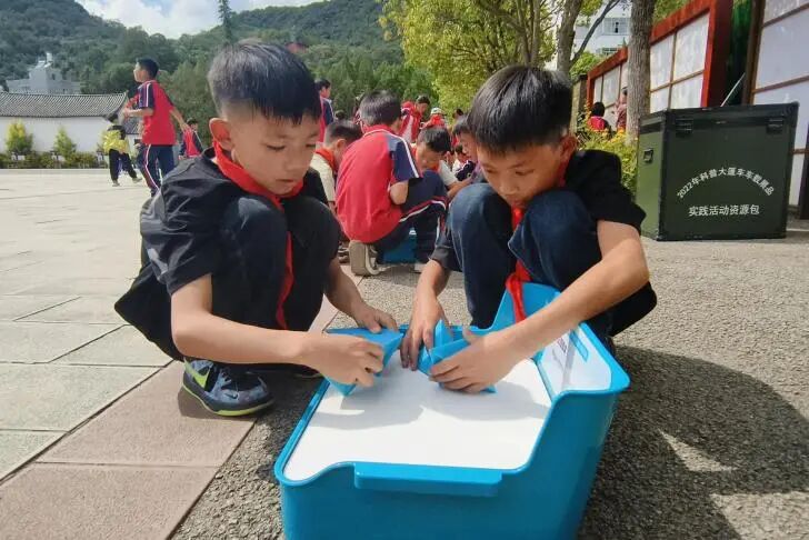 AI Robots Dance and Robotic Dogs Showcase Skills! Wenshan Science Association Engages Students at Yanshan Ameng Primary School with Interactive Experiments to Bring Knowledge to Life
