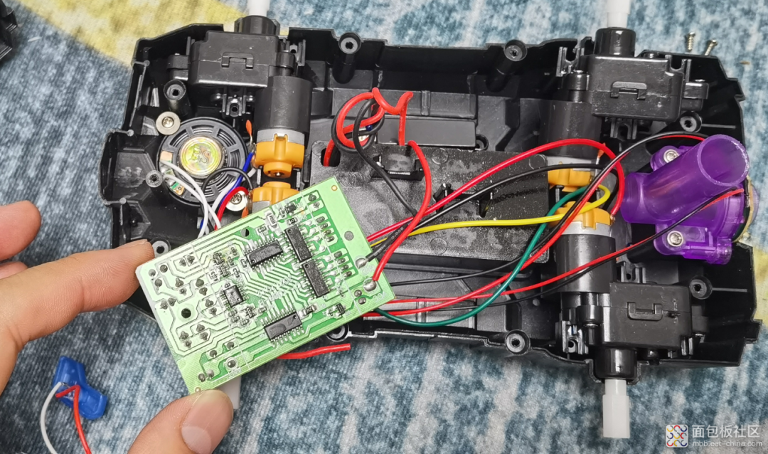 Curious Disassembly of My Son's Toy Tank: Single-Layer Circuit Board + Multiple Motors, Supporting So Many Functions!