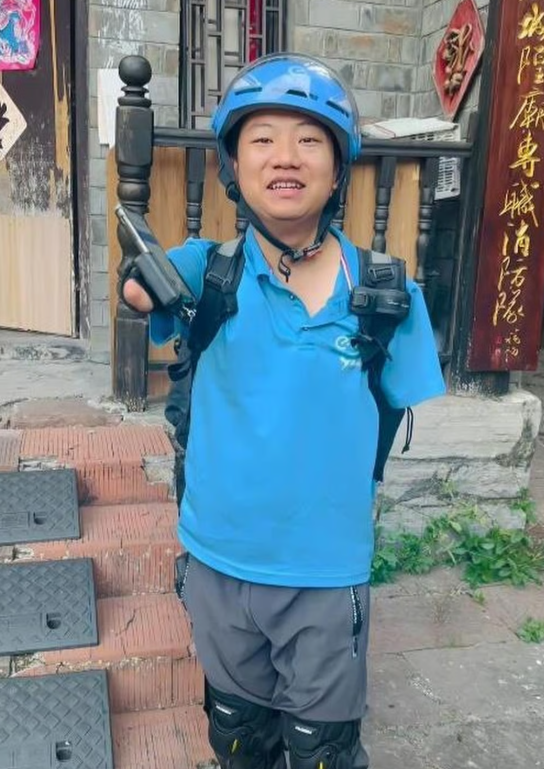 Armless Chinese Man Delivers Food on Unicycle