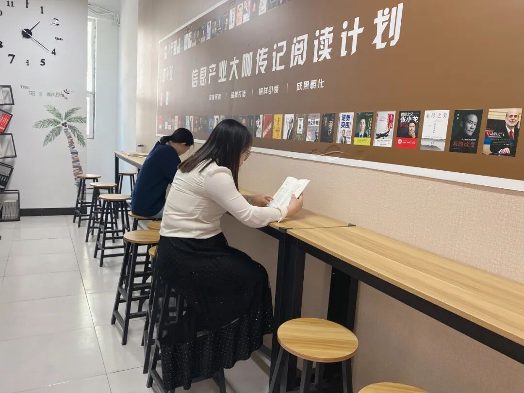 Notes on 'Dreams and Practice' | Dong Yanli: Between Circuit Boards and the Soul