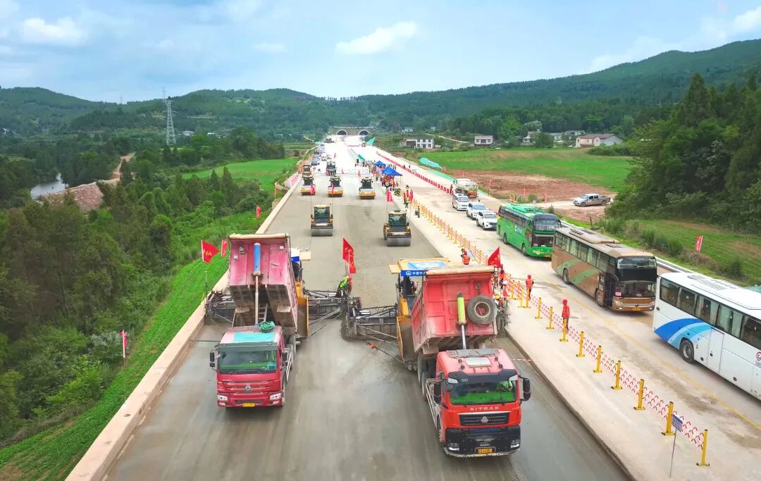 Millimeter-Level Precision! "Unmanned Paving + 3D Printing" Unlocks Cutting-Edge Smart Paving Technology