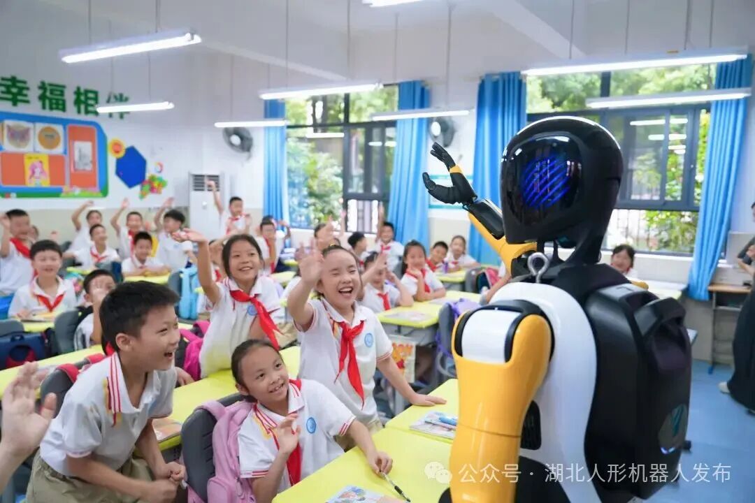 The First Class of the School Year: Robots Land in Optics Valley Campus, Turning Students into 'Tech Fans'