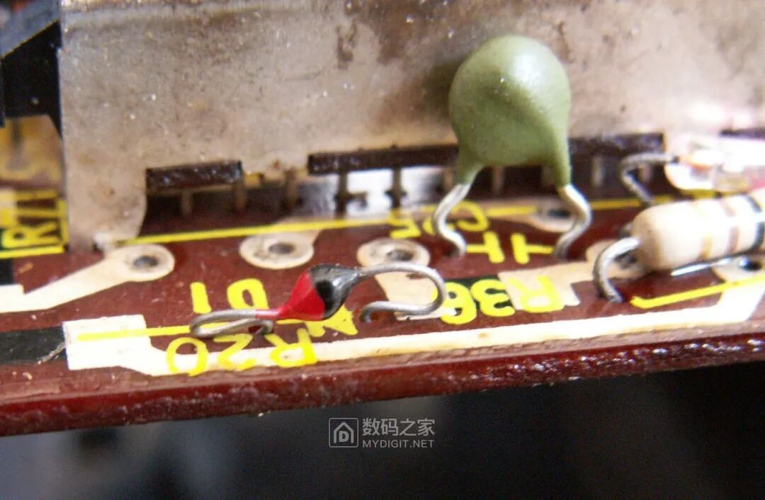 Disassembling a 50-Year-Old Panasonic Tape Recorder: Circuit Board Details Worth Seeing