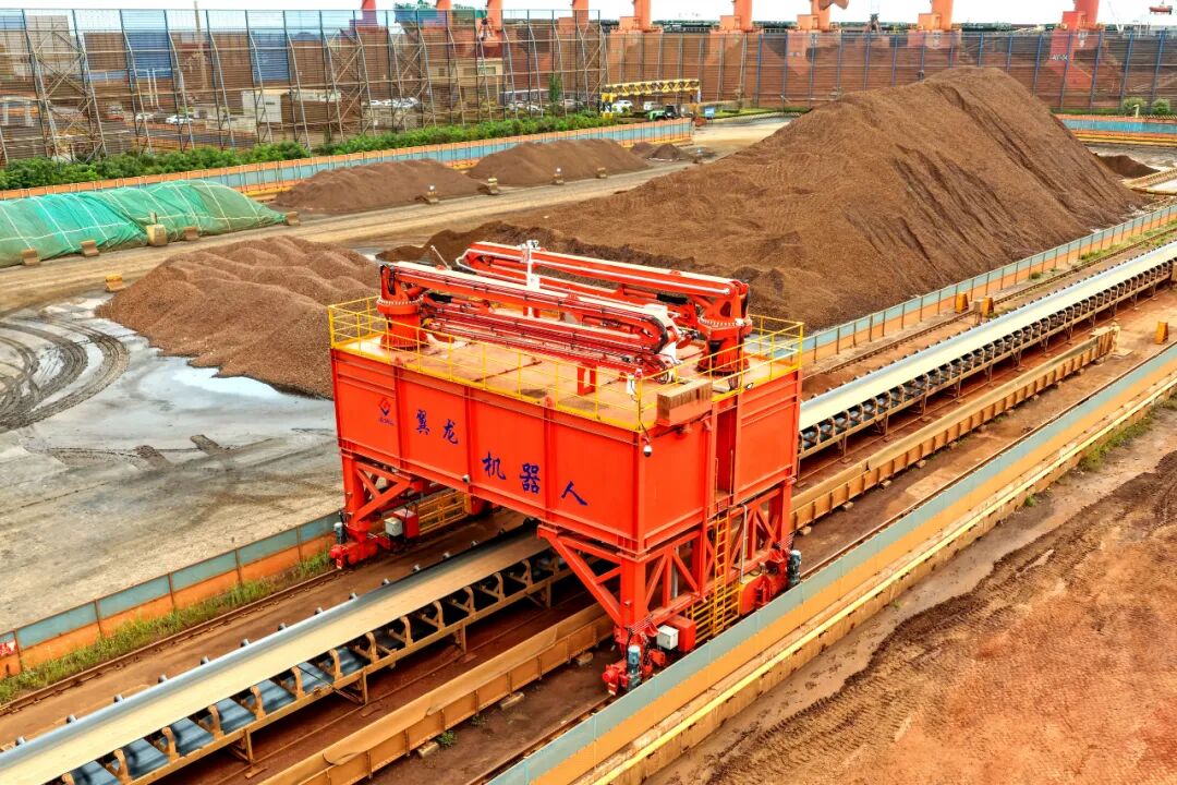 The First Smart Ecological Robot in Tangshan Port's Jing-Tang Port Area is Now Operational