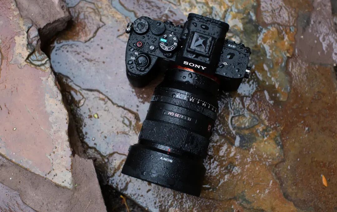 Sony Alpha's Three-Layer Stacked Sensor and Innovative Lenses: A Quality Revolution Expected by 2027?