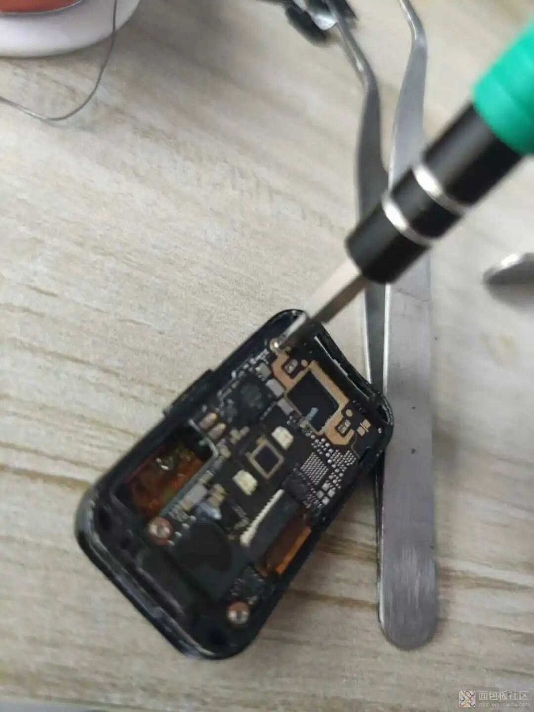 Disassembling the Huawei Band: Exploring the Main Control Chip