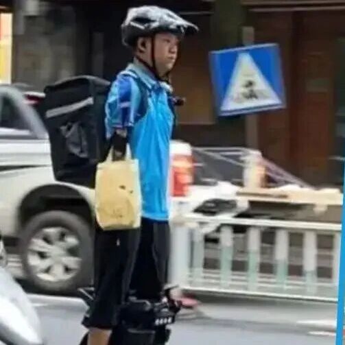 Armless Man Delivers Food on Unicycle, Uses Lips to Call Customers